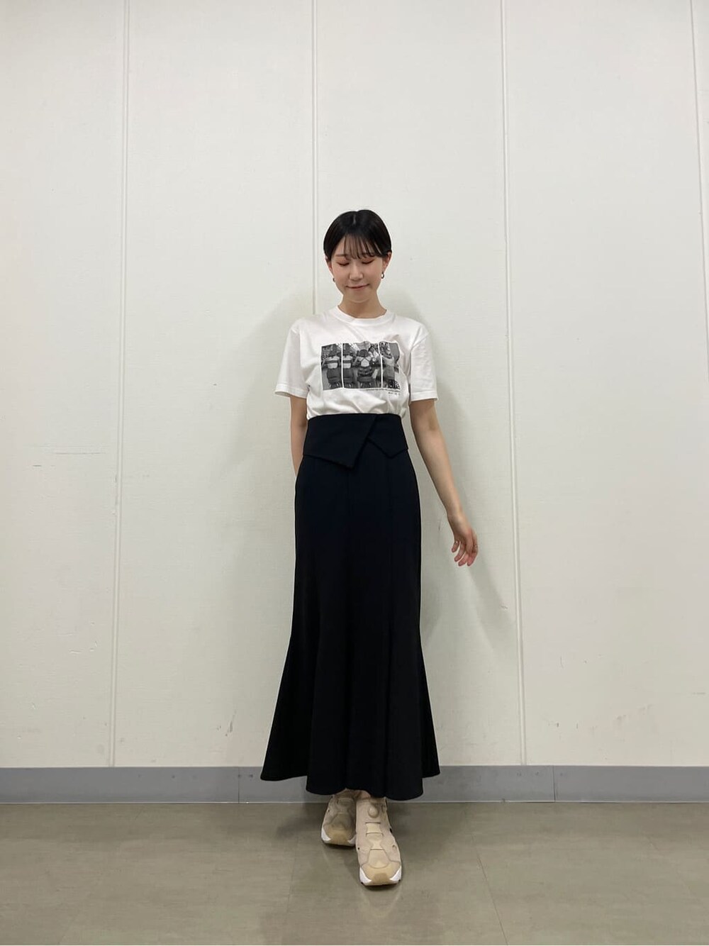 ベージュ系のスニーカー、ホワイト系のTシャツ/カットソー、ブラック系のスカートを着用したレディースの夏コーディネートの4枚目の写真