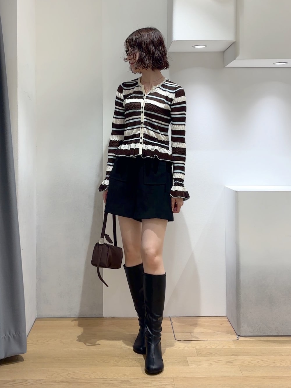 ブラック系のその他パンツ、ブラウン系のテーラードジャケット、ブラウン系のカーディガン/ボレロを着用したレディースの秋コーディネートの5枚目の写真