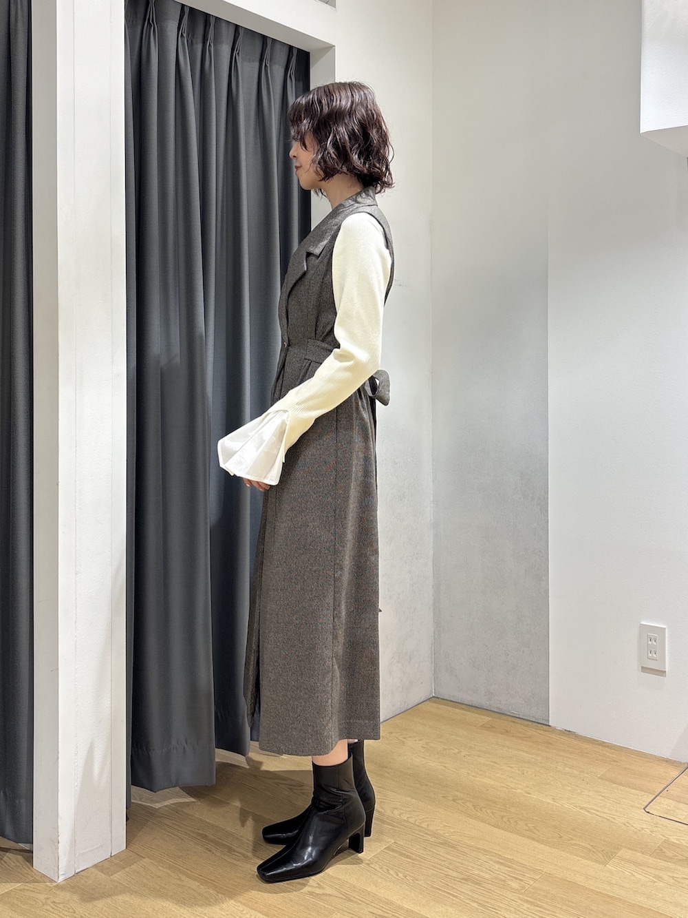 その他のワンピース、ホワイト系のニット/セーター、ブラウン系のハンドバッグを着用したレディースの秋コーディネートの2枚目の写真
