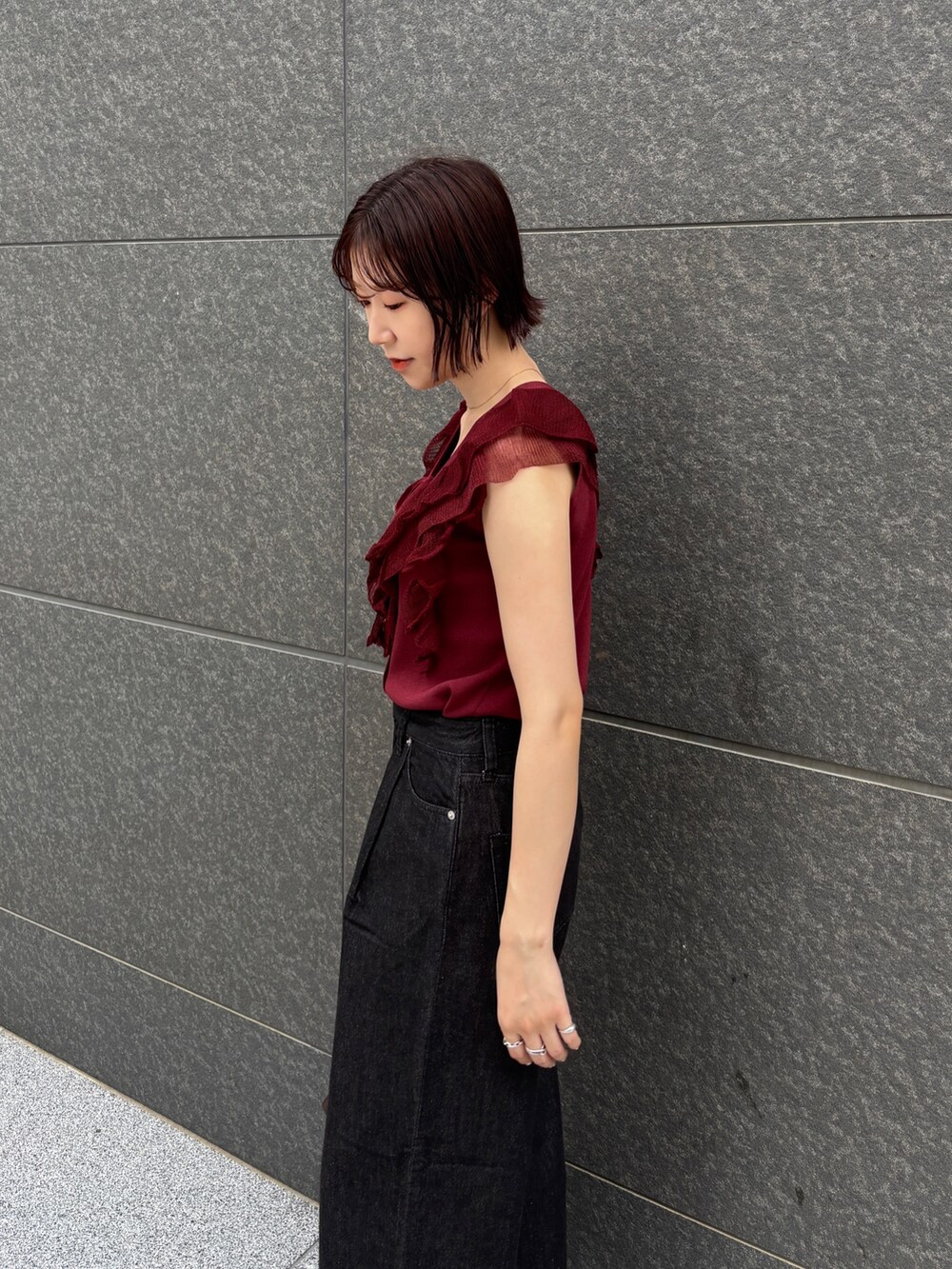 ブラウン系のボストンバッグ、ブラック系のデニムパンツ、ブラウン系のパンプスを着用したレディースの夏コーディネートの6枚目の写真