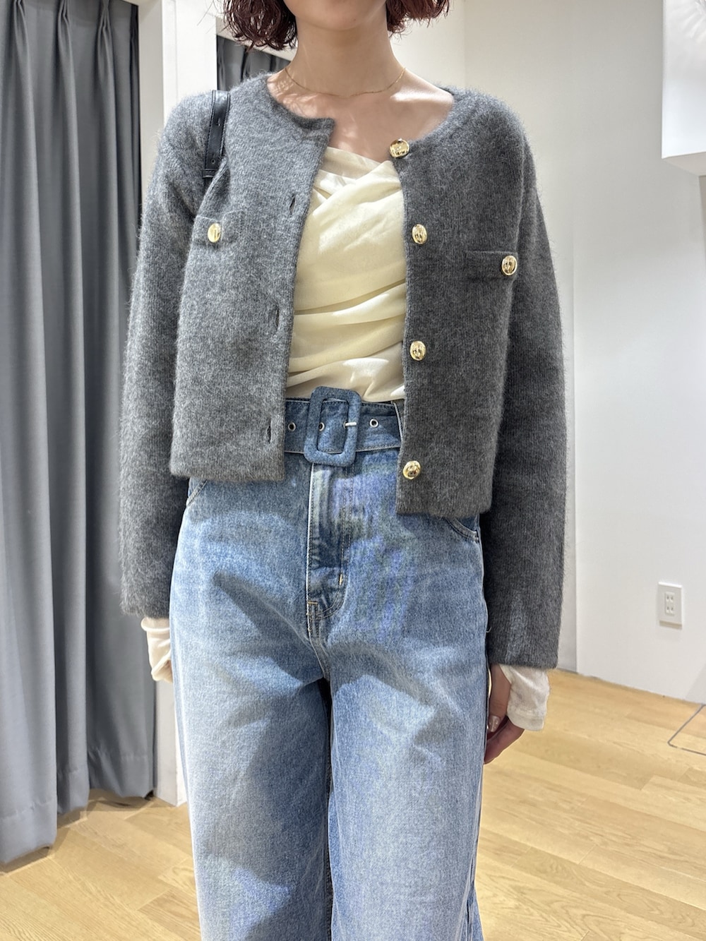 ブルー系のデニムパンツ、ホワイト系のTシャツ/カットソー、ブラウン系のパンプスを着用したレディースの秋コーディネートの5枚目の写真