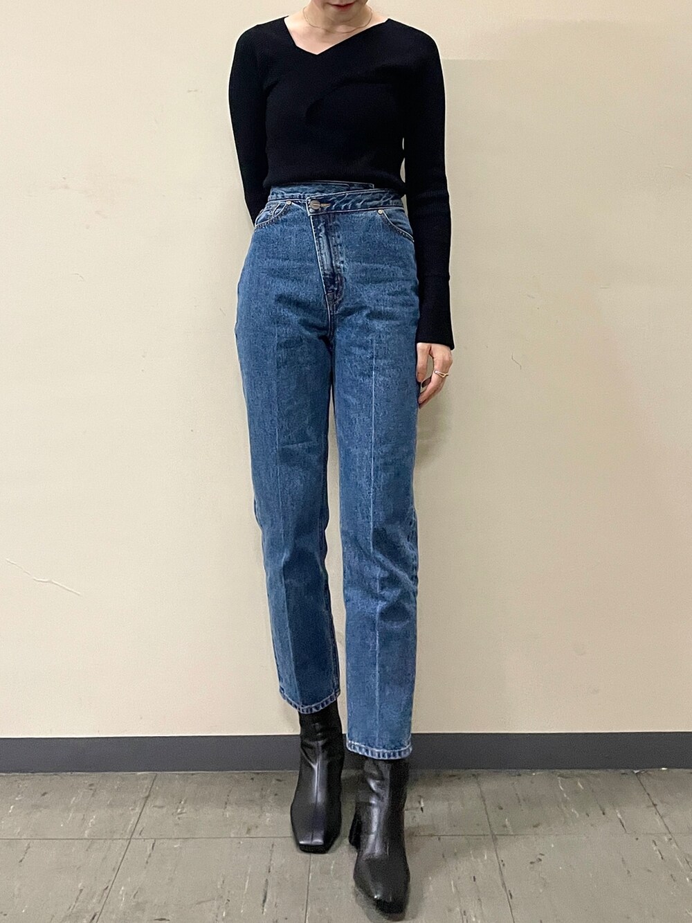 ブラック系のニット/セーター、イエロー系のカーディガン/ボレロ、ブルー系のデニムパンツを着用したレディースの秋コーディネートの7枚目の写真