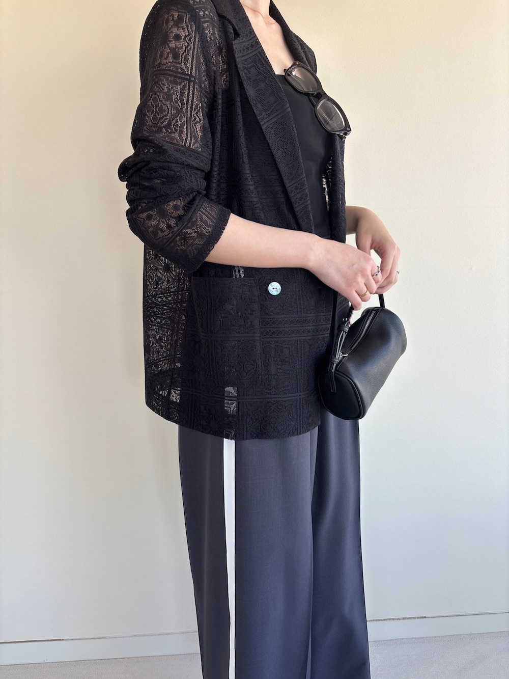 グレー系のその他パンツ、ブラック系のテーラードジャケット、ブラック系のチューブトップを着用したレディースの春コーディネートの5枚目の写真