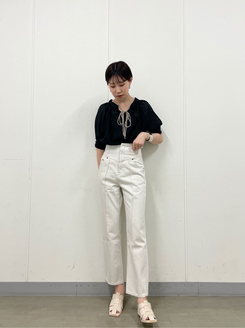 ホワイト系のサンダル、ホワイト系のデニムパンツ、ブラック系のシャツ/ブラウスを着用したレディースの夏コーディネートの2枚目の写真