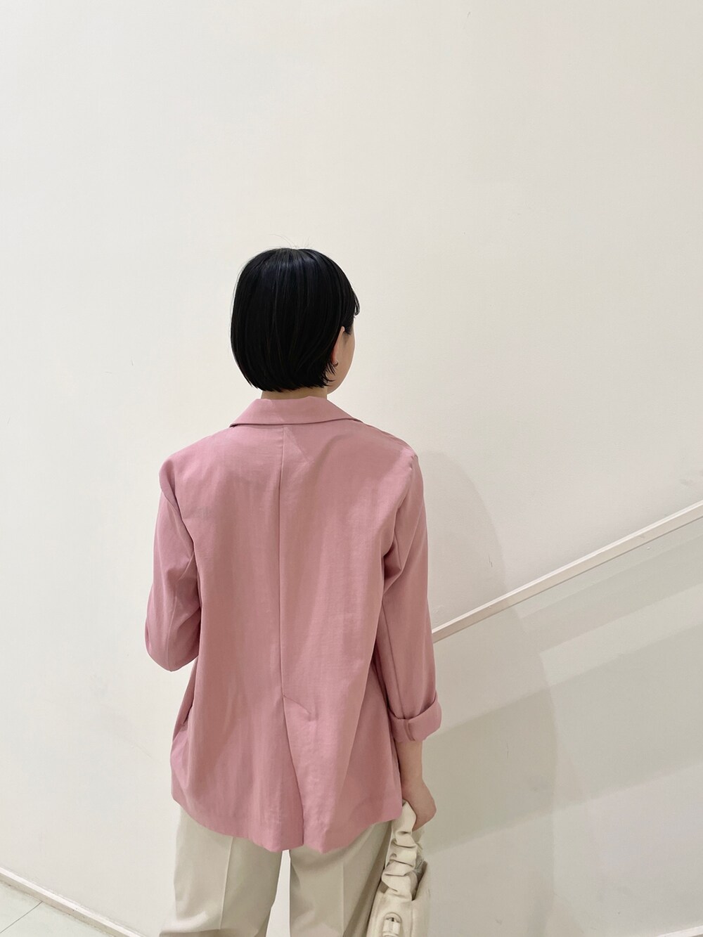 ピンク系のテーラードジャケット、ホワイト系のその他パンツ、ホワイト系のニット/セーターを着用したレディースの春コーディネートの7枚目の写真