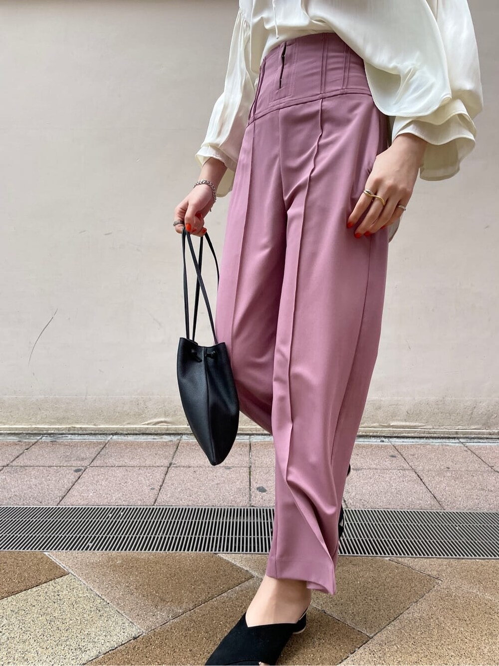 ブラック系のハンドバッグ、ホワイト系のシャツ/ブラウス、ピンク系のその他パンツを着用したレディースの春コーディネートの5枚目の写真