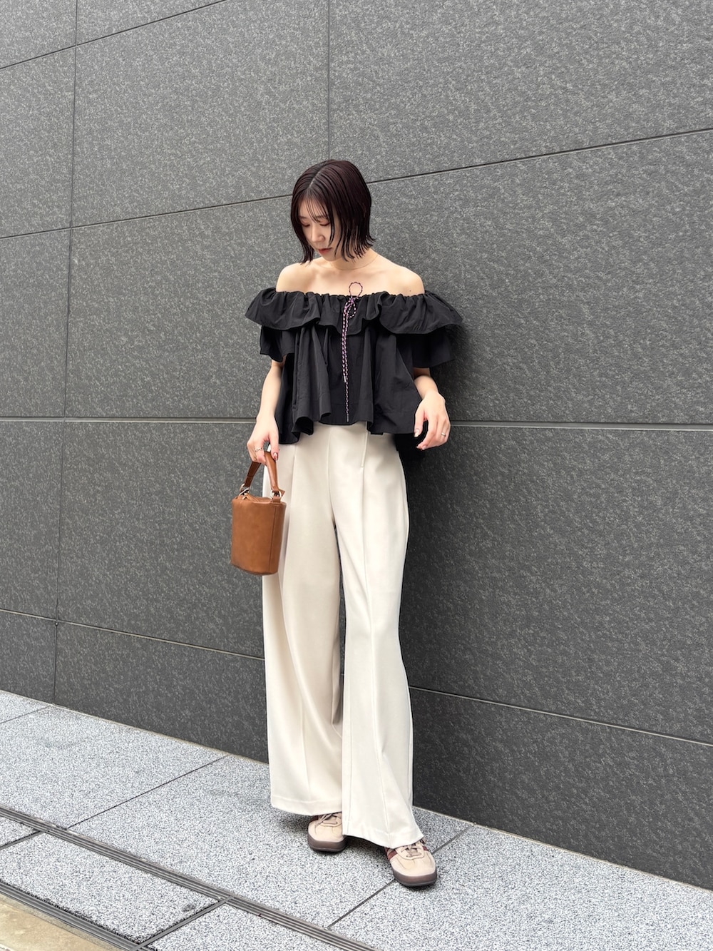 ホワイト系のその他パンツ、イエロー系のハンドバッグ、ブラック系のシャツ/ブラウスを着用したレディースの冬コーディネートの2枚目の写真