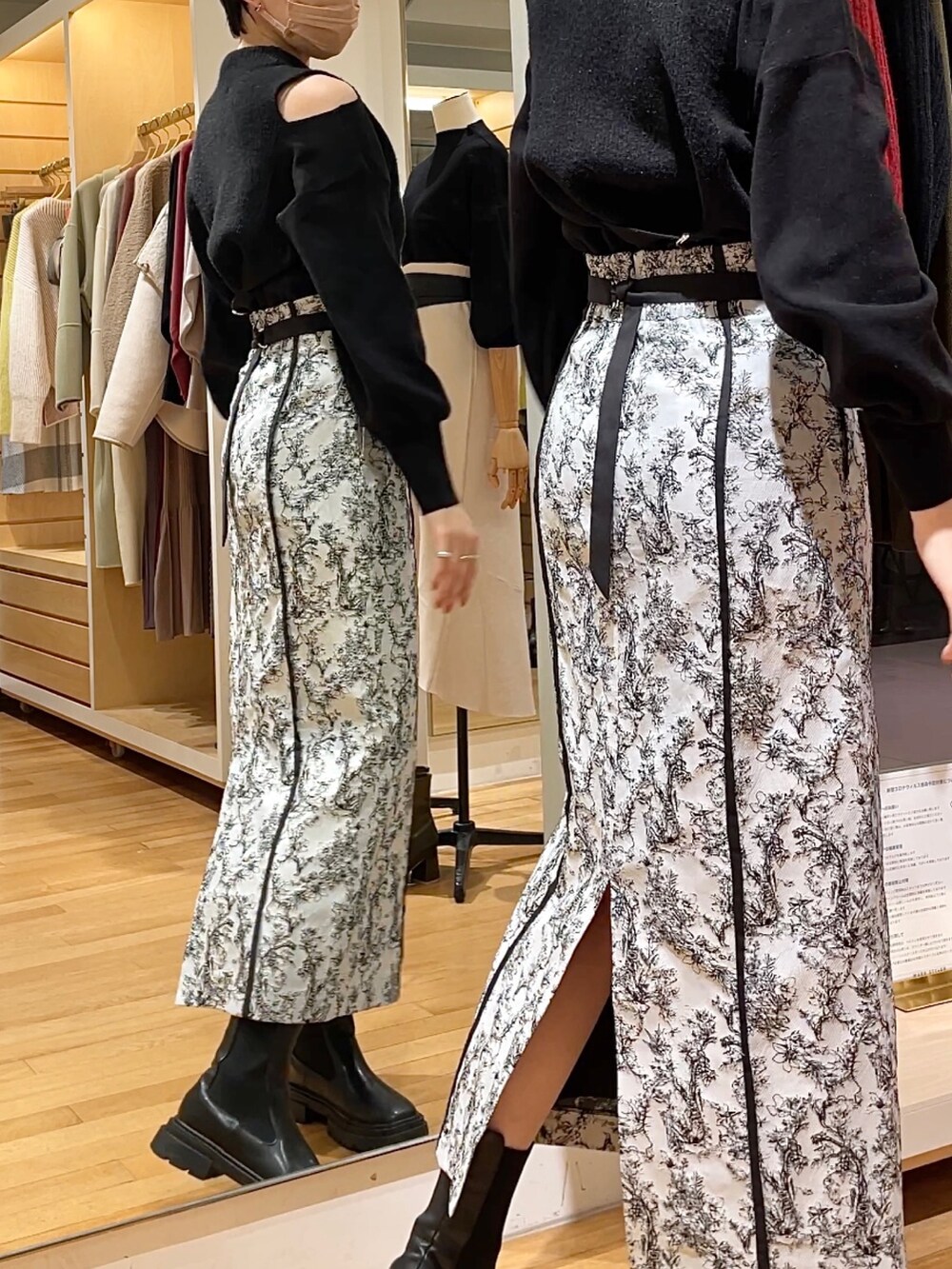 ブラック系のニット/セーター、ブラック系のスカートを着用したレディースの冬コーディネートの3枚目の写真