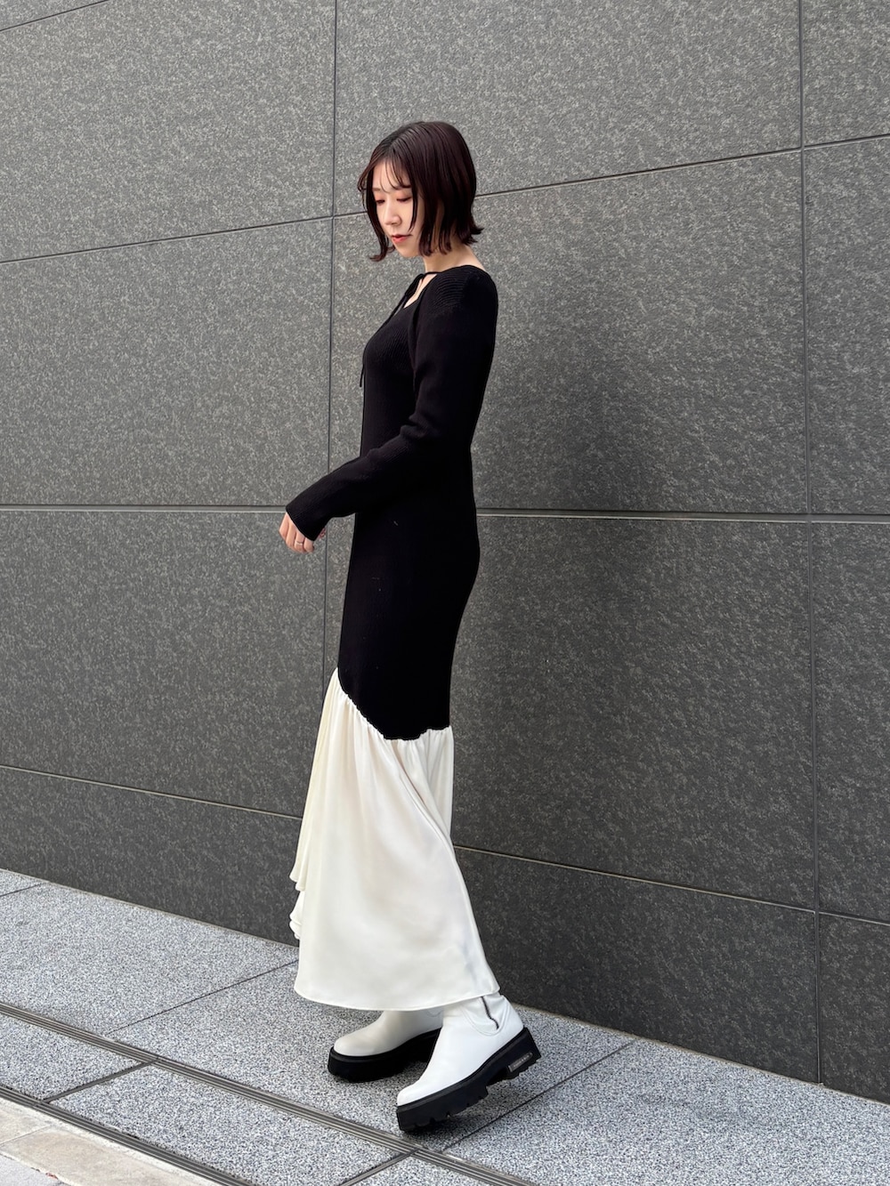 ブラック系のワンピースを着用したレディースの冬コーディネートの2枚目の写真