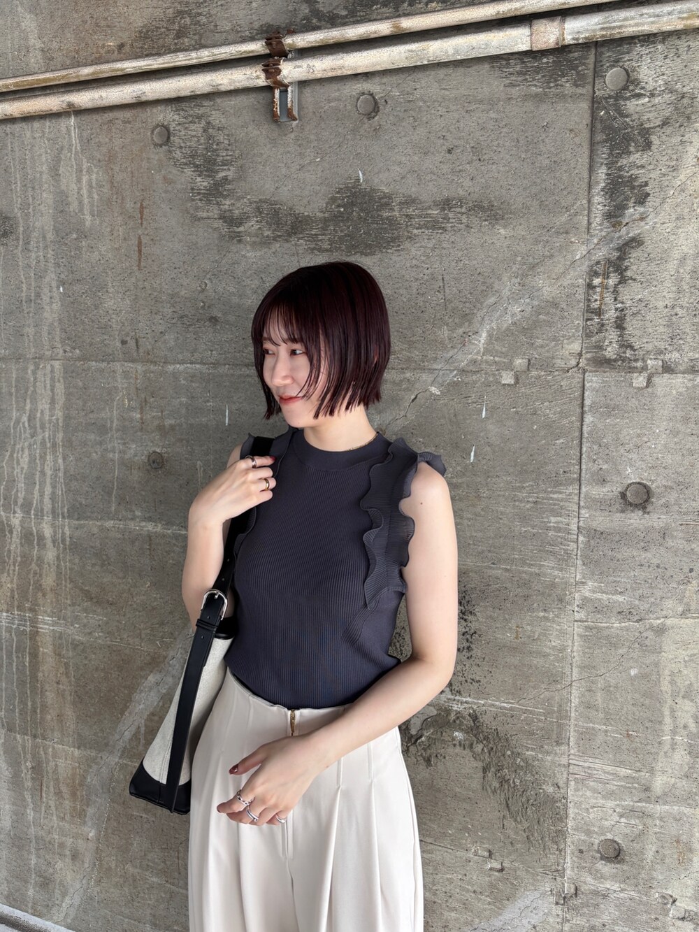 ホワイト系のその他パンツ、ブラック系のショルダーバッグ、グレー系のニット/セーターを着用したレディースの夏コーディネートの6枚目の写真