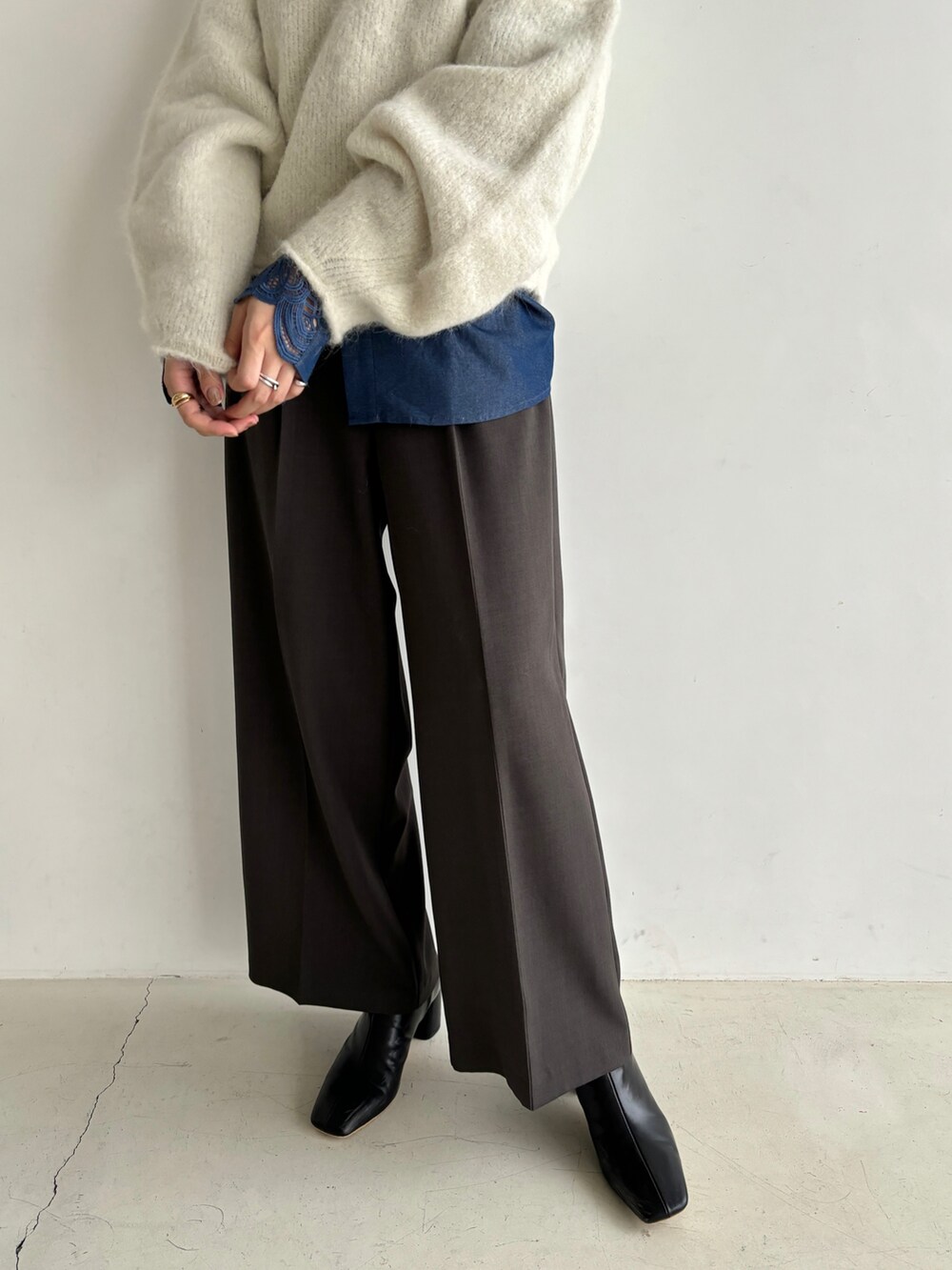 ホワイト系のニット/セーター、ブルー系のシャツ/ブラウス、グレー系のその他パンツを着用したレディースの秋コーディネートの6枚目の写真