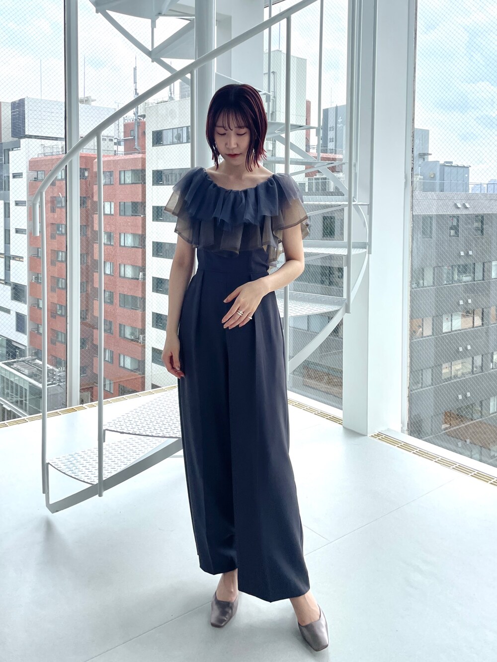 グレー系のパンツドレス、その他のパンプス、ブラック系のTシャツ/カットソーを着用したレディースの夏コーディネートの8枚目の写真