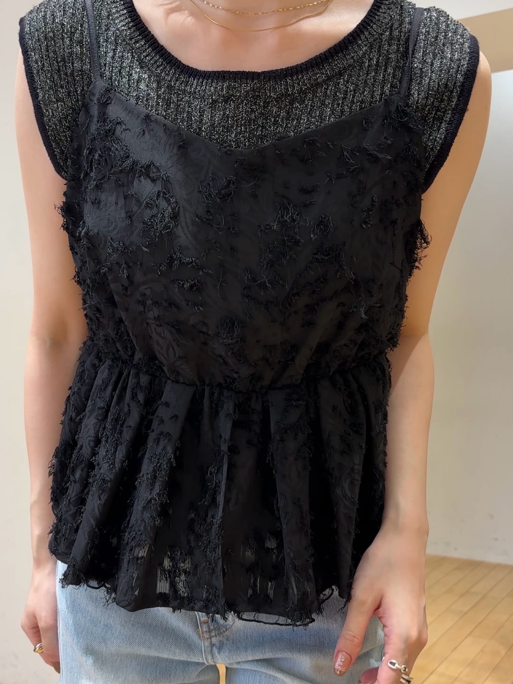 ブルー系のデニムパンツ、ブラック系のキャミソール、ブラック系のハンドバッグを着用したレディースの夏コーディネートの6枚目の写真