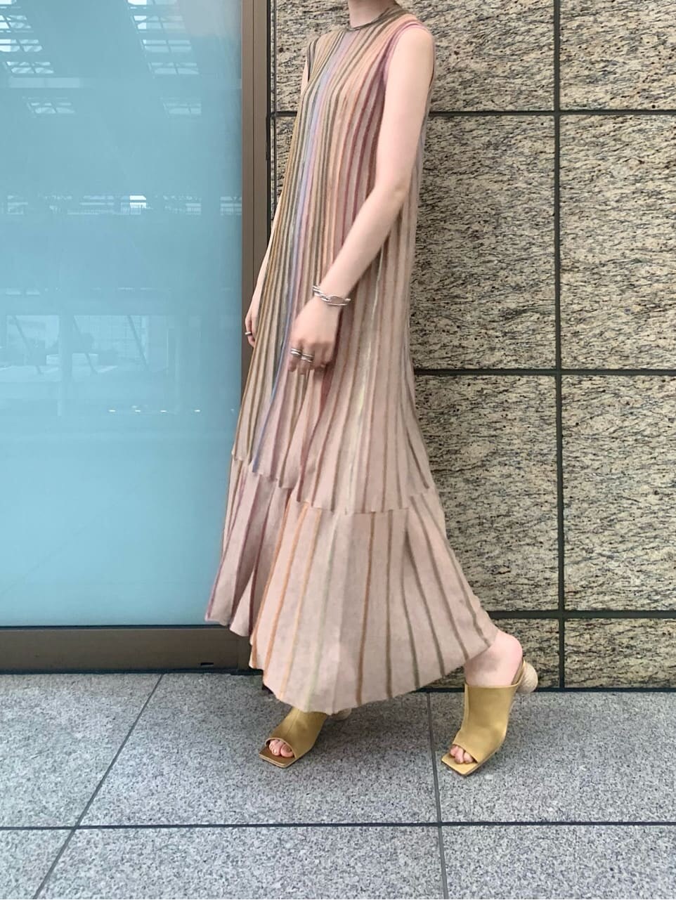 ベージュ系のワンピース、イエロー系のサンダル、ブラック系のカーディガン/ボレロを着用したレディースの夏コーディネートの2枚目の写真