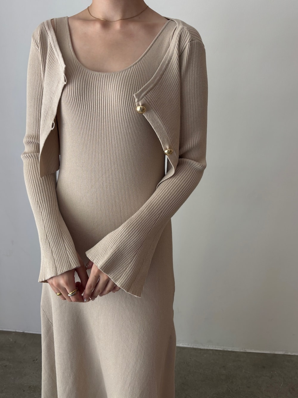 ホワイト系のワンピース、ブラウン系のボストンバッグ、ブラック系のブーツを着用したレディースの秋コーディネートの6枚目の写真