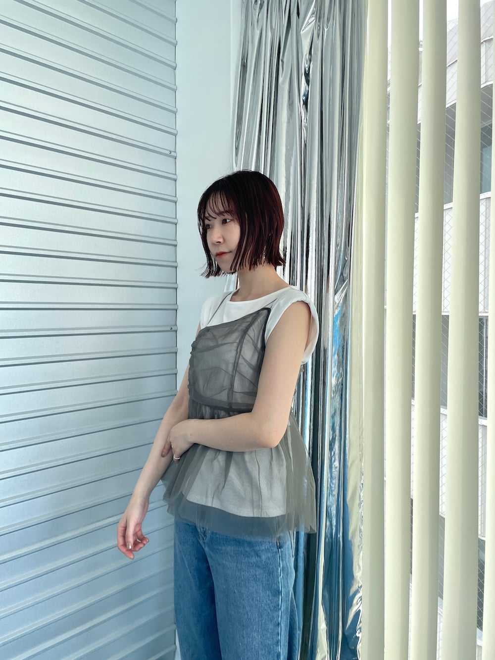 ホワイト系のワンピース、ブルー系のデニムパンツ、ホワイト系のTシャツ/カットソーを着用したレディースの夏コーディネートの6枚目の写真