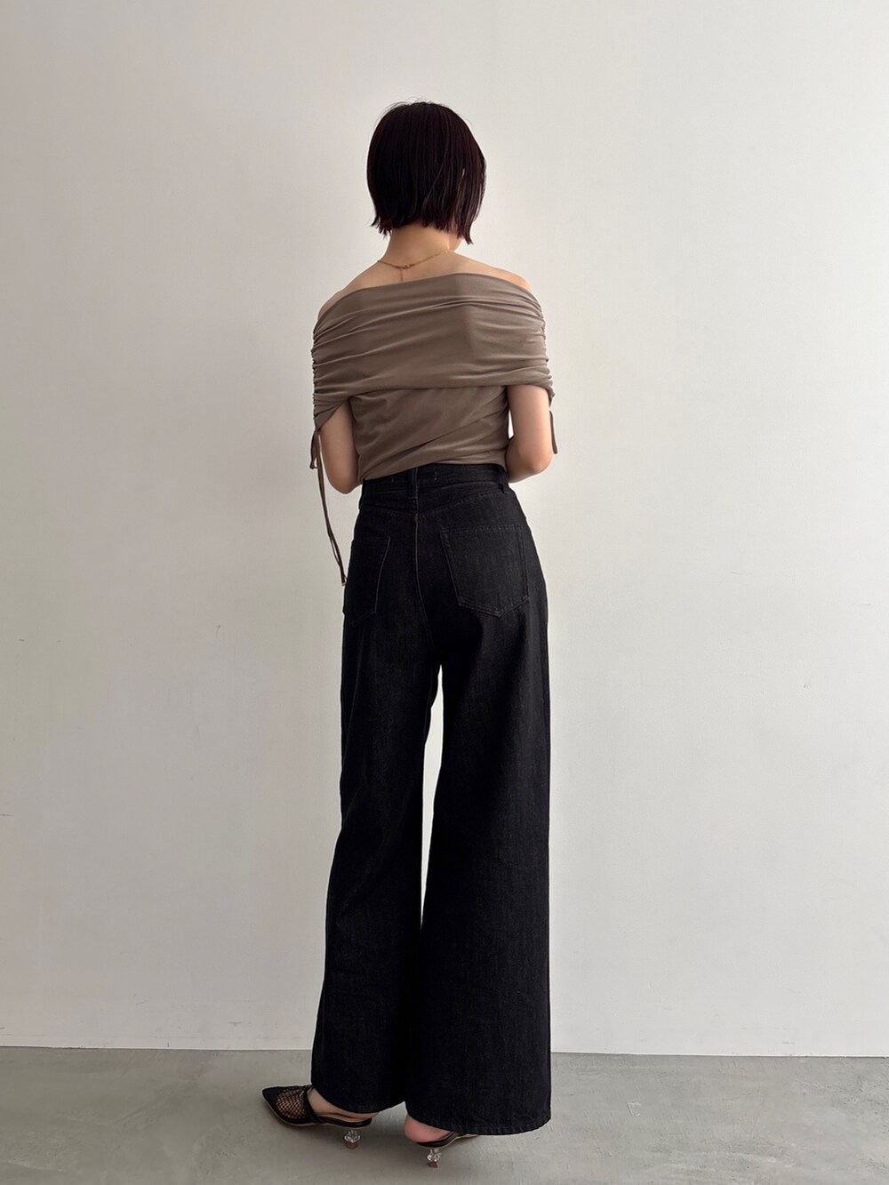 ブラック系のデニムパンツ、ブラウン系のTシャツ/カットソーを着用したレディースの夏コーディネートの4枚目の写真