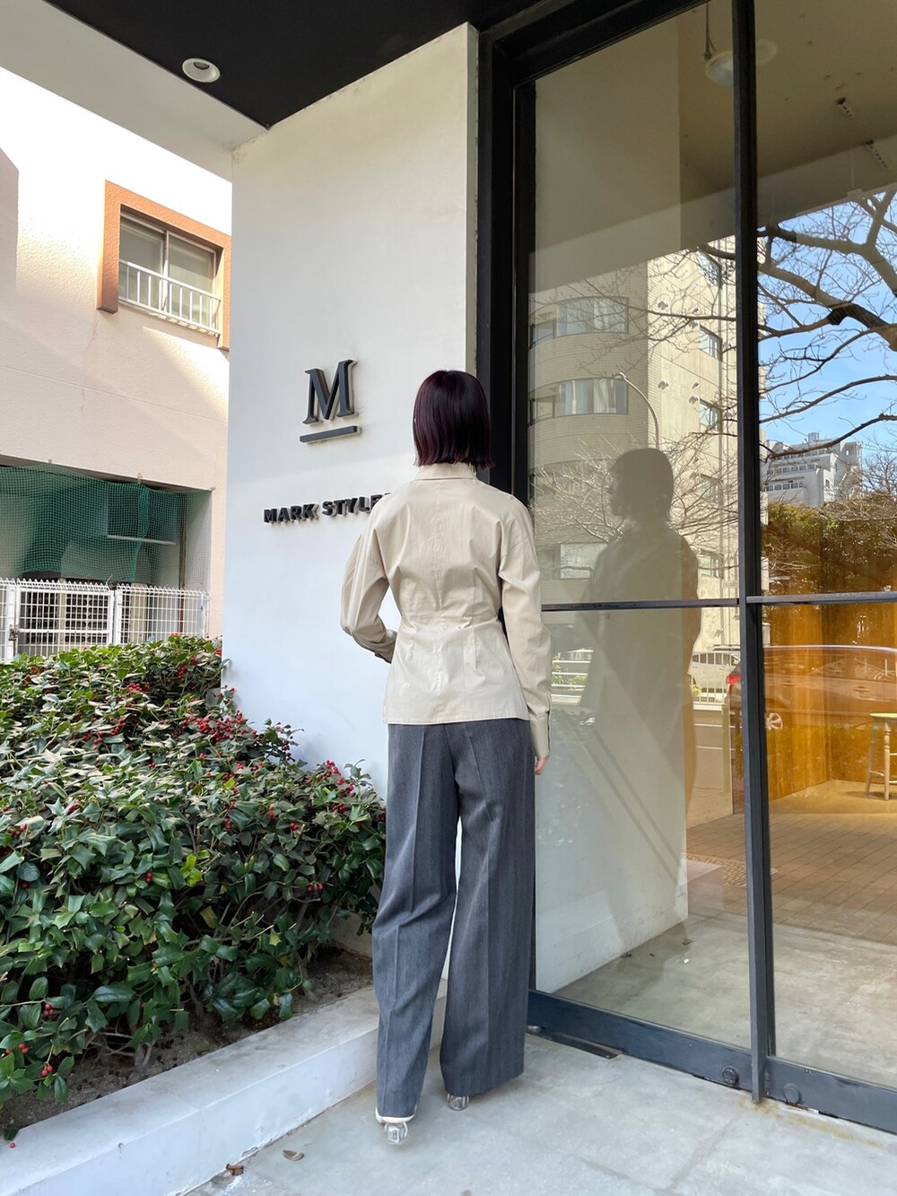 ベージュ系のシャツ/ブラウス、ホワイト系のパンプス、グレー系のその他パンツを着用したレディースの冬コーディネートの4枚目の写真