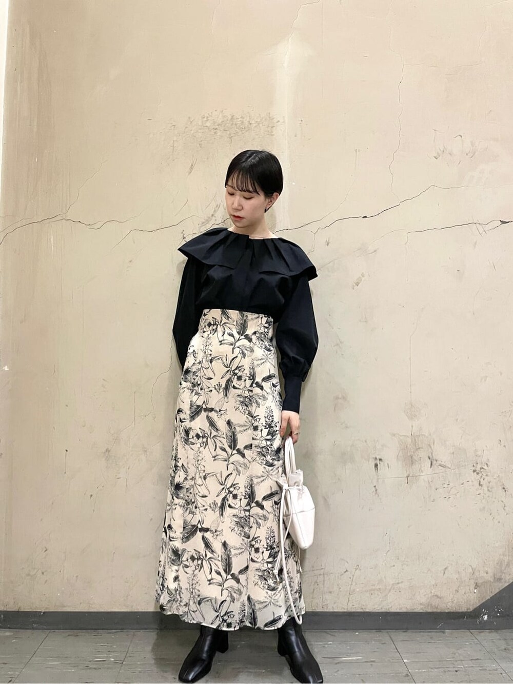 ブラック系のシャツ/ブラウス、ベージュ系のスカート、ベージュ系のスカートを着用したレディースの秋コーディネートの3枚目の写真