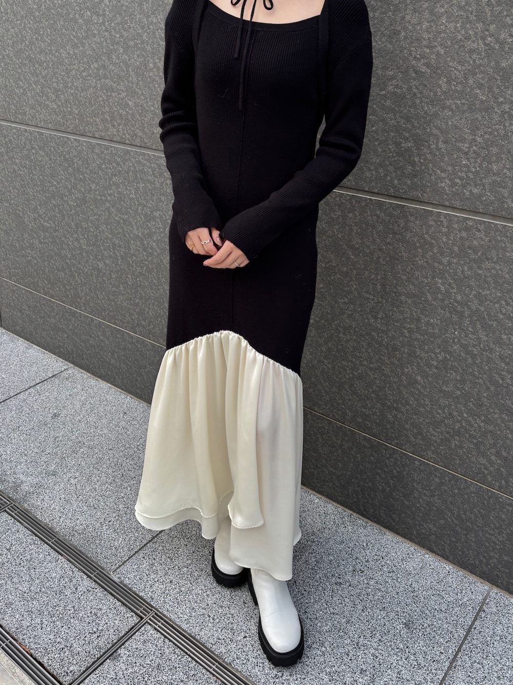 ブラック系のワンピースを着用したレディースの冬コーディネートの8枚目の写真