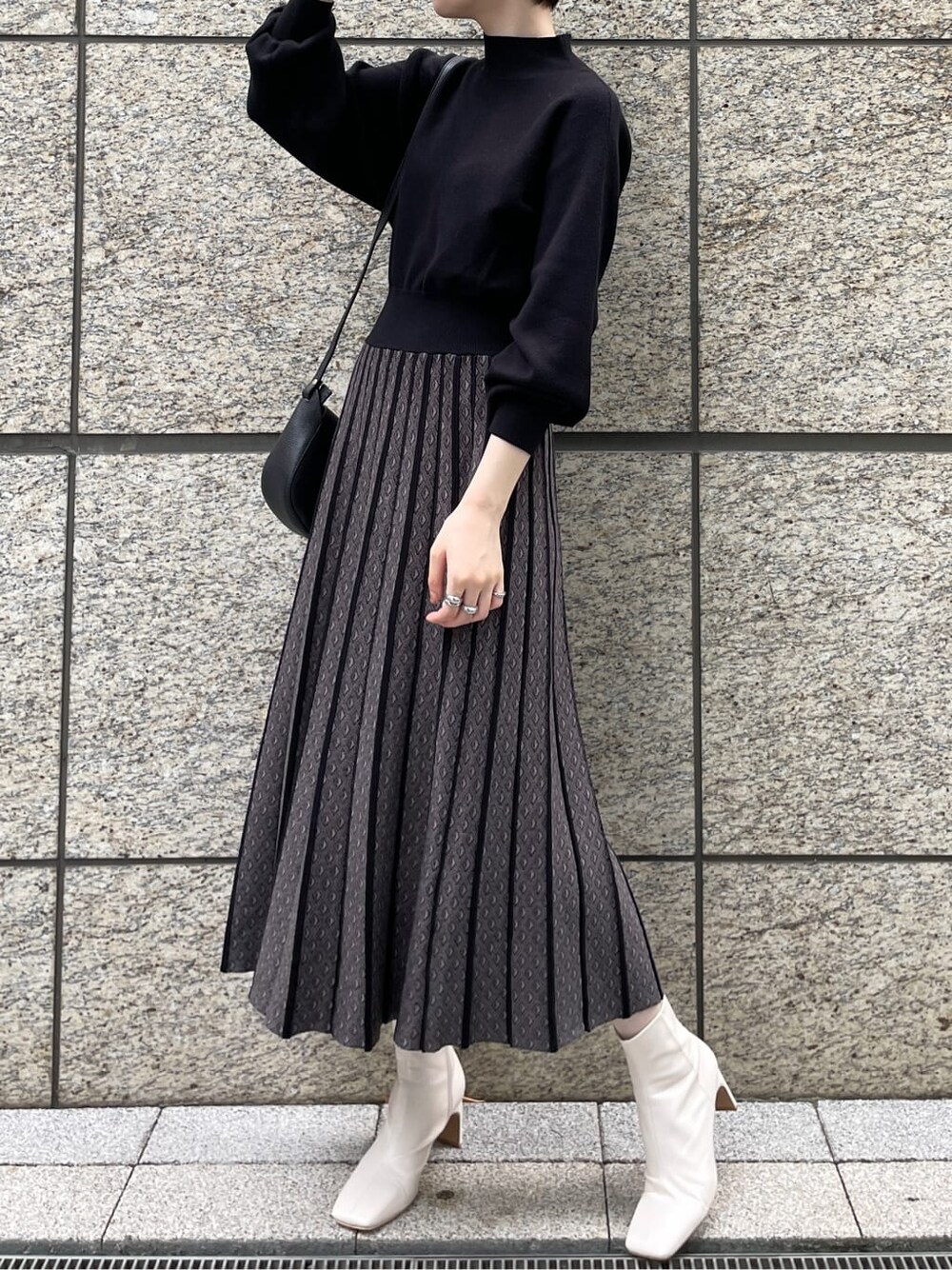 ホワイト系のその他シューズ、ブラック系のワンピース、ベージュ系のその他アウターを着用したレディースの秋コーディネートの5枚目の写真