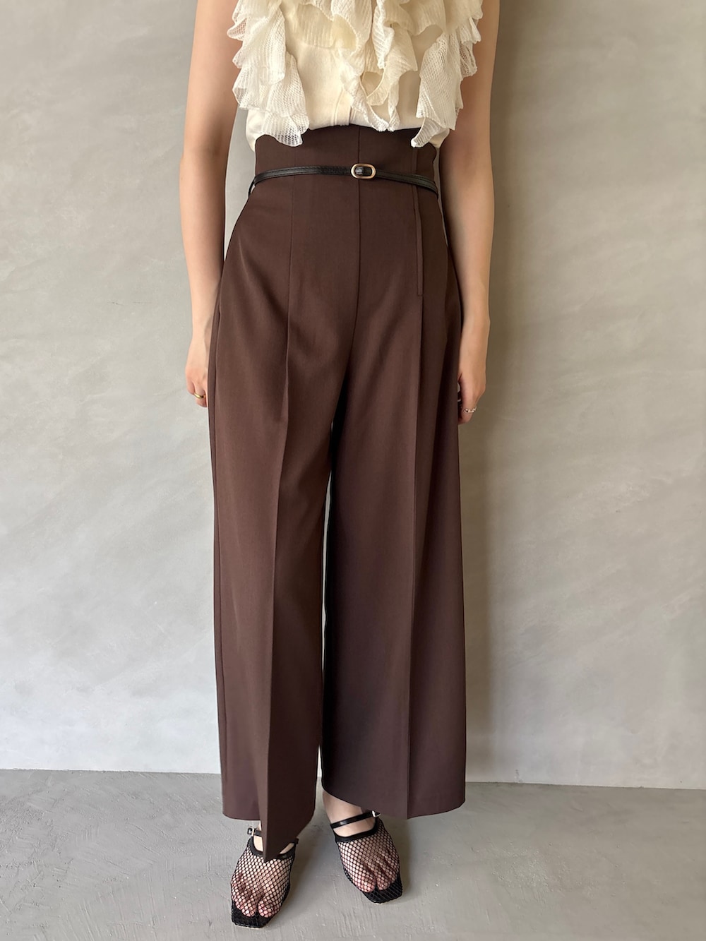 ブラウン系のその他パンツ、ホワイト系のニット/セーターを着用したレディースの夏コーディネートの5枚目の写真