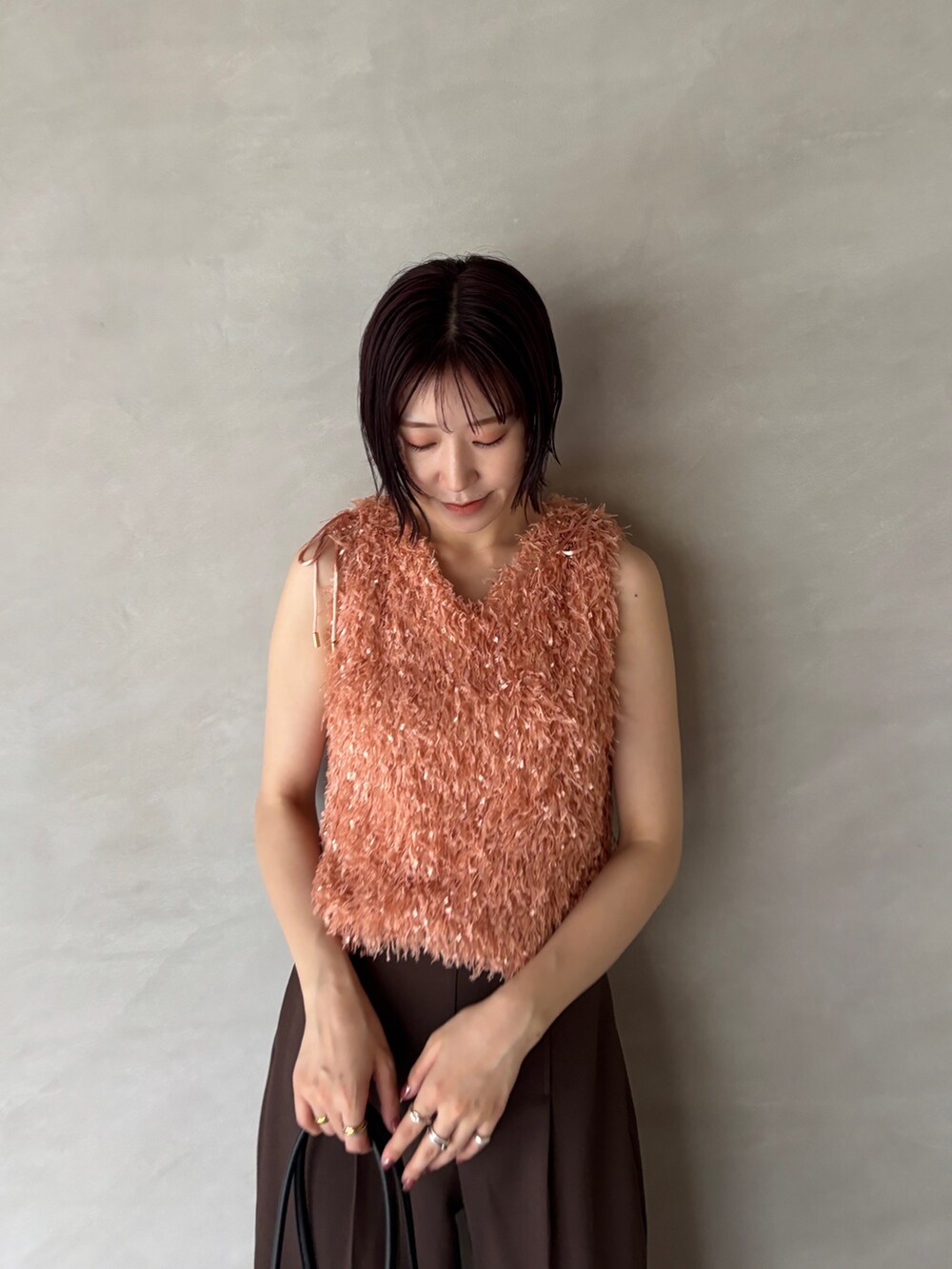 ブラウン系のその他パンツ、オレンジ系のTシャツ/カットソー、ブラック系のサンダルを着用したレディースの夏コーディネートの6枚目の写真