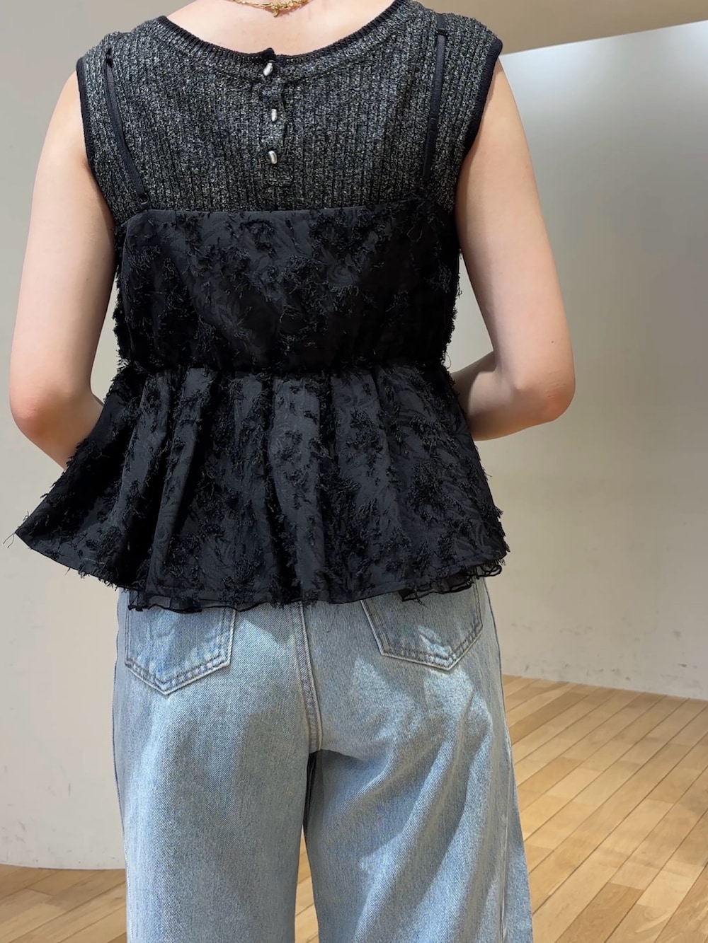 ブルー系のデニムパンツ、ブラック系のキャミソール、ブラック系のハンドバッグを着用したレディースの夏コーディネートの7枚目の写真