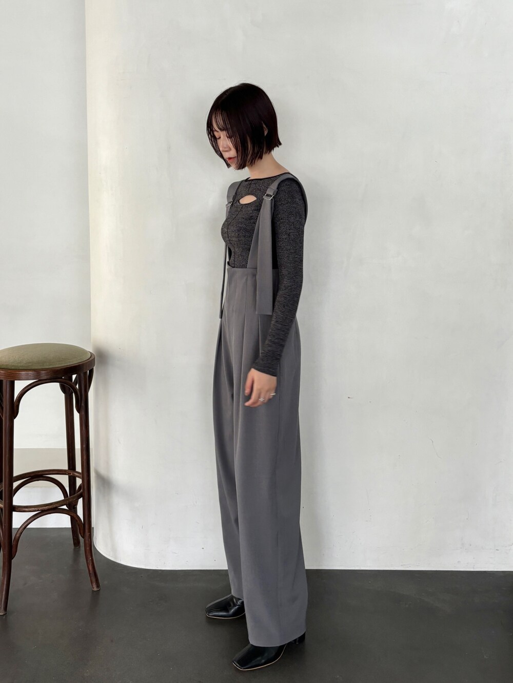 グレー系のその他パンツ、ブラック系のブーツ、ブラック系のニット/セーターを着用したレディースの秋コーディネートの2枚目の写真