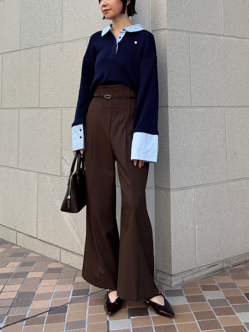 ブラウン系のその他パンツ、ブルー系のニット/セーター、ブラウン系のボストンバッグを着用したレディースの秋コーディネートの3枚目の写真