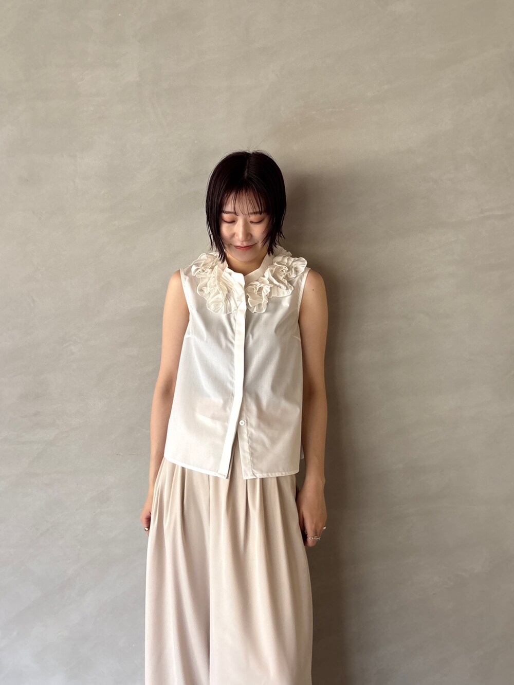 ホワイト系のその他パンツ、ホワイト系のシャツ/ブラウス、ブラック系のサンダルを着用したレディースの夏コーディネートの4枚目の写真