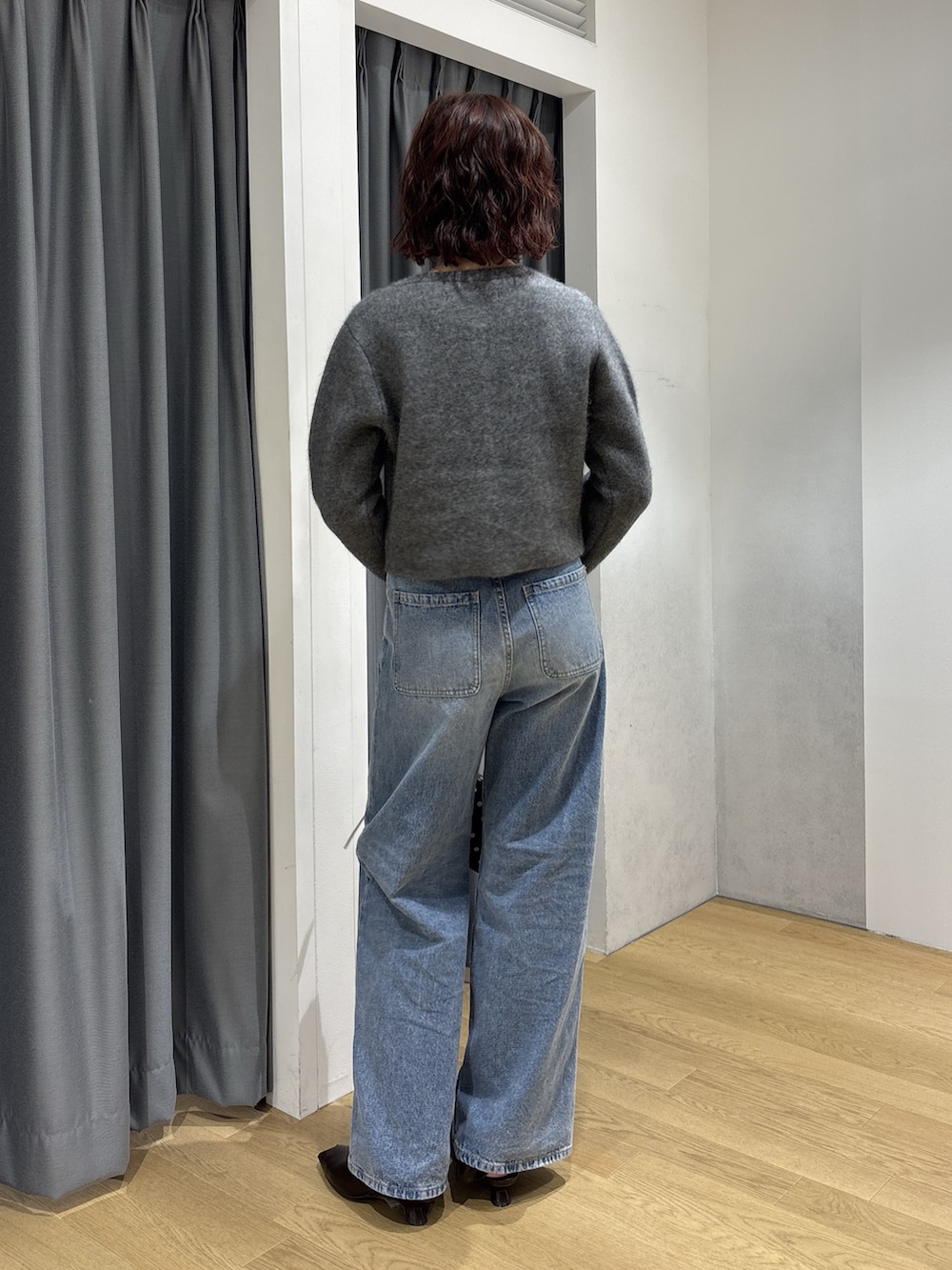 ブルー系のデニムパンツ、ホワイト系のTシャツ/カットソー、ブラウン系のパンプスを着用したレディースの秋コーディネートの4枚目の写真