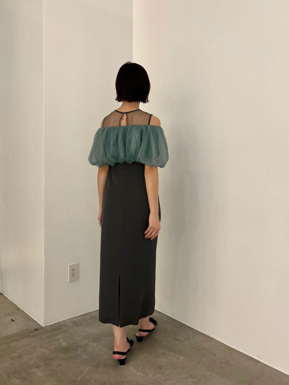 グレー系のドレス、ブラック系のパンプスを着用したレディースの冬コーディネートの5枚目の写真