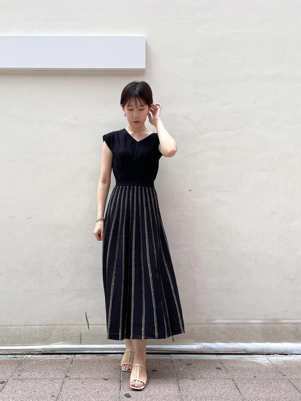 レッド系のサンダル、ブラック系のワンピースを着用したレディースの夏コーディネートの4枚目の写真