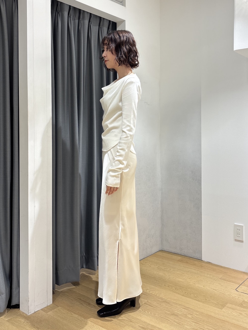 ホワイト系のスカート、ブラウン系のカーディガン/ボレロ、ホワイト系のニット/セーターを着用したレディースの秋コーディネートの8枚目の写真