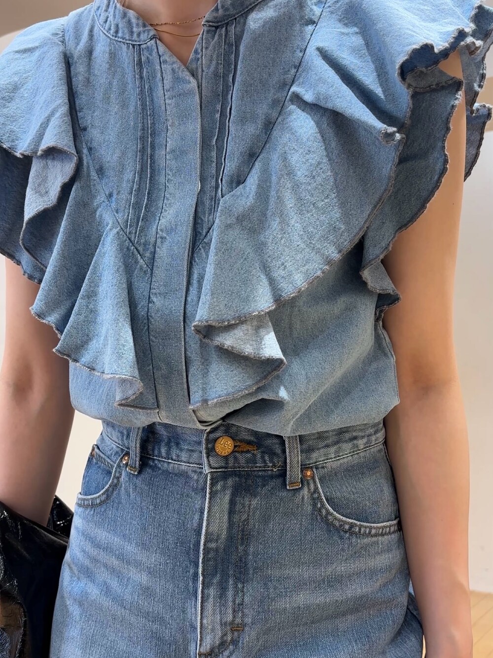 ブルー系のデニムパンツ、ブルー系のシャツ/ブラウス、ホワイト系のサンダルを着用したレディースの夏コーディネートの6枚目の写真