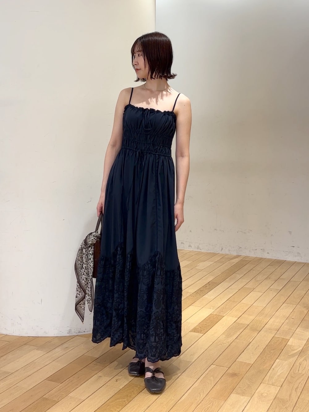 ブルー系のワンピース、ホワイト系のシャツ/ブラウス、ブラウン系のハンドバッグを着用したレディースの夏コーディネートの7枚目の写真