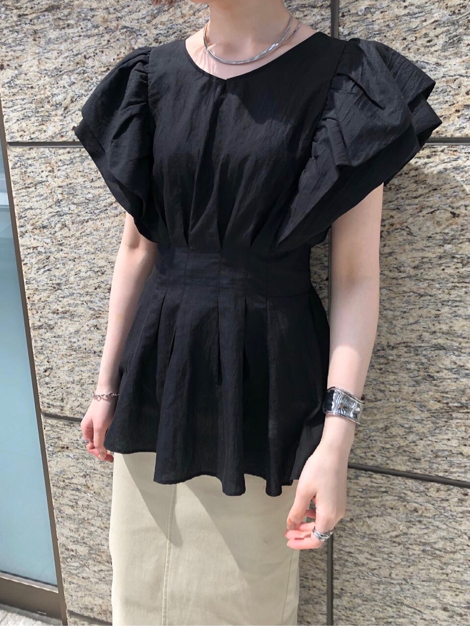 ブラック系のシャツ/ブラウス、ベージュ系のスカート、その他のその他シューズを着用したレディースの春コーディネートの3枚目の写真