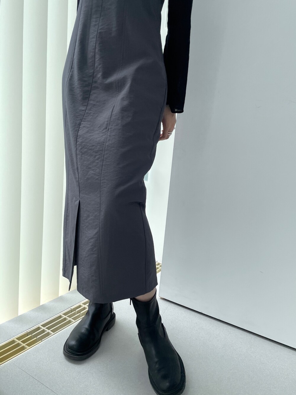 グレー系のワンピースを着用したレディースの夏コーディネートの8枚目の写真