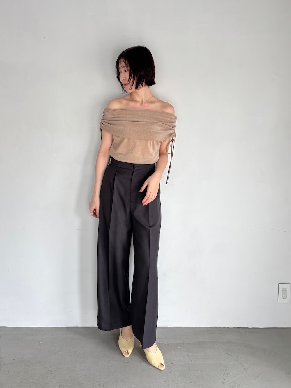 グレー系のその他パンツ、イエロー系のパンプス、ベージュ系のTシャツ/カットソーを着用したレディースの夏コーディネートの2枚目の写真