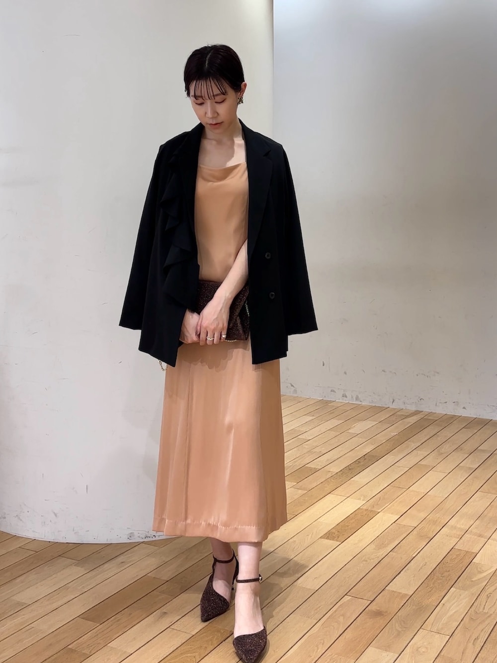オレンジ系のドレス、その他のクラッチバッグ、その他のパンプスを着用したレディースの春コーディネートの6枚目の写真