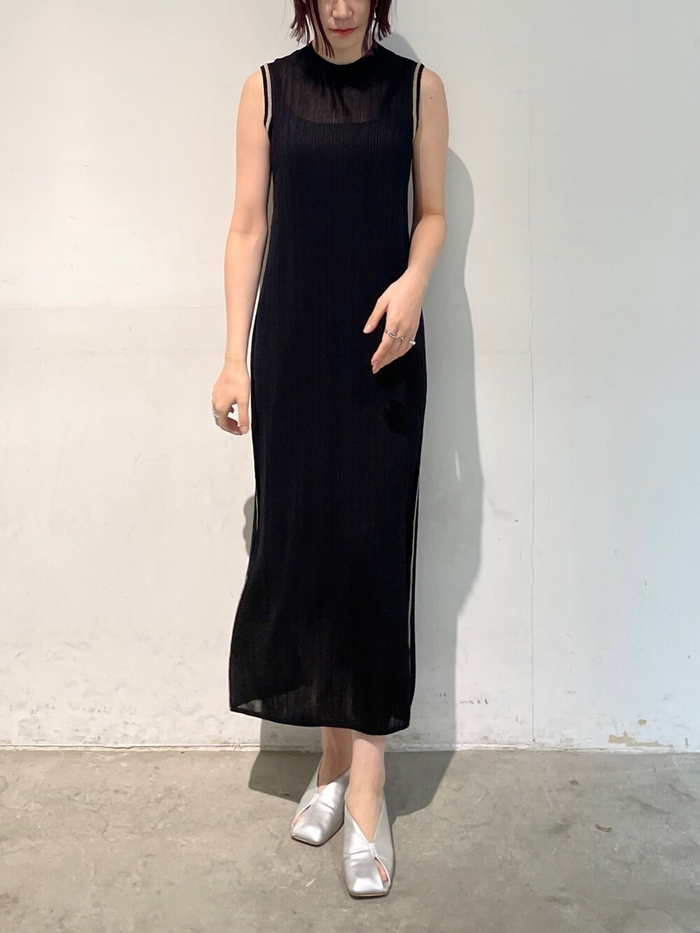 シルバー系のパンプス、ブラック系のワンピース、ブルー系のカーディガン/ボレロを着用したレディースの春コーディネートの4枚目の写真