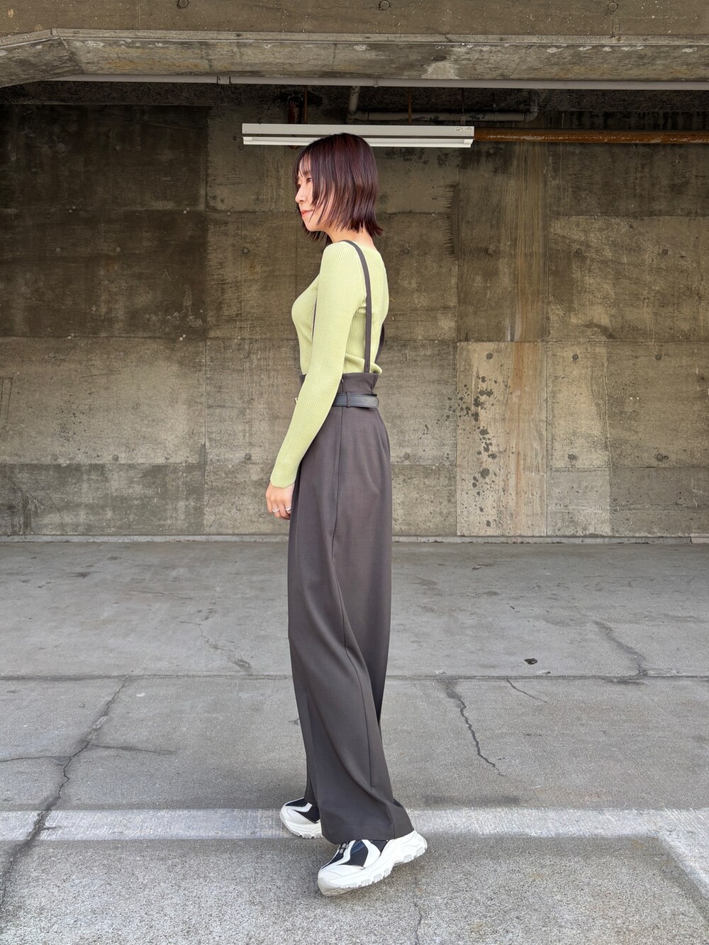 グリーン系のニット/セーター、グレー系のその他パンツ、ベージュ系のチェスターコートを着用したレディースの冬コーディネートの6枚目の写真