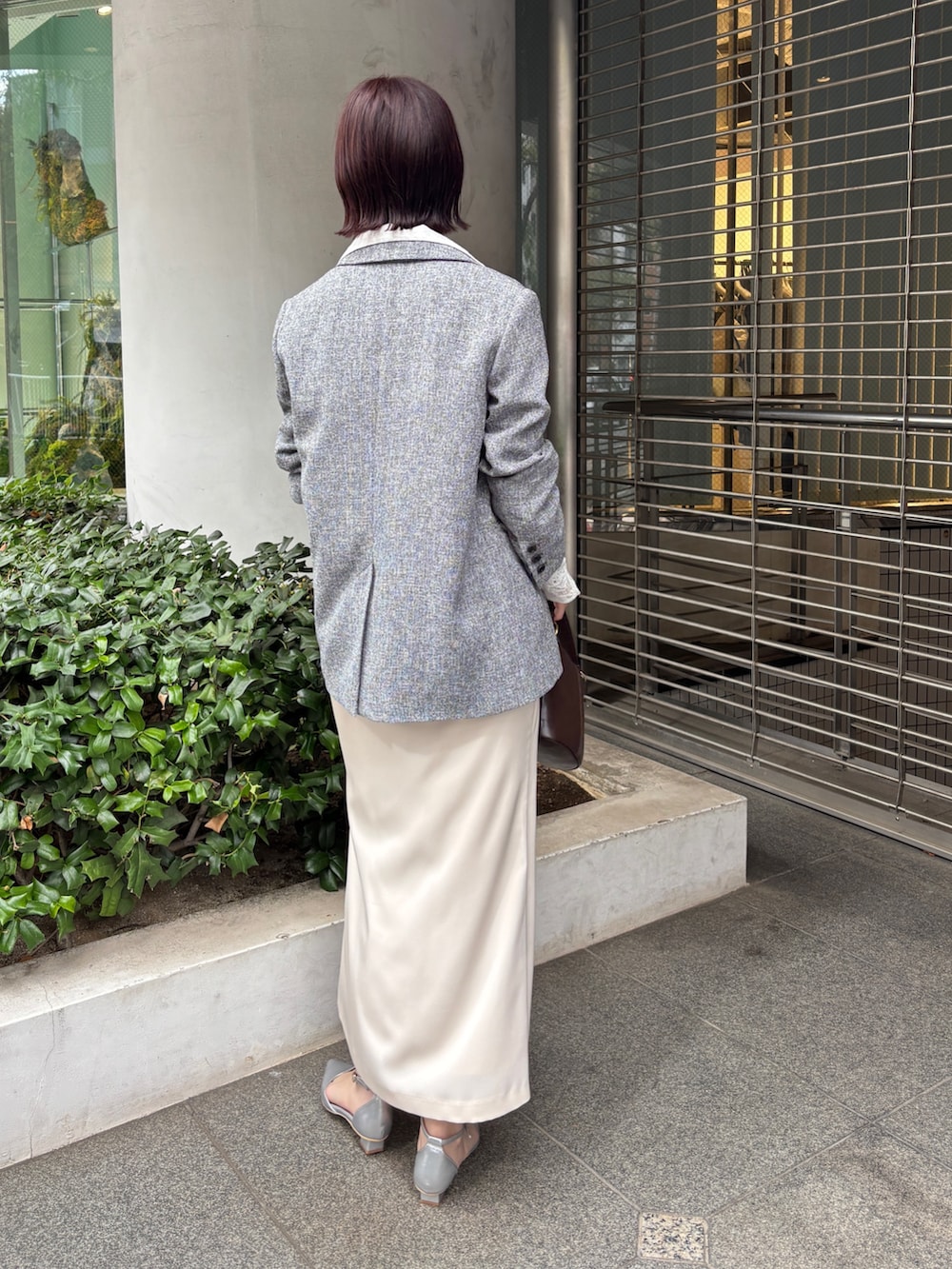 ホワイト系のスカート、ブラック系のテーラードジャケット、シルバー系のパンプスを着用したレディースの冬コーディネートの6枚目の写真