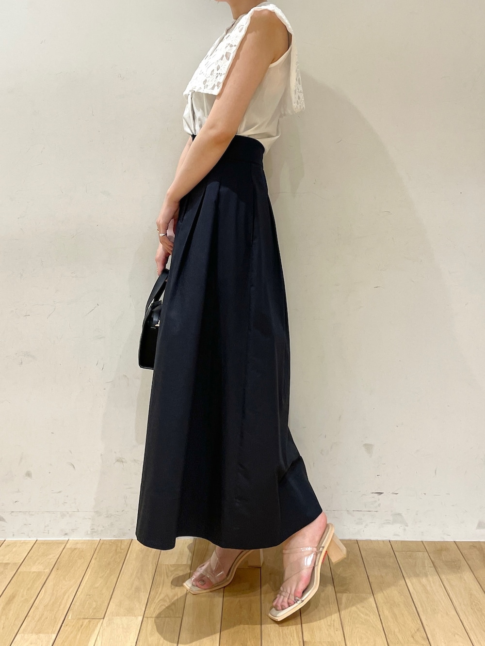 ホワイト系のシャツ/ブラウス、ブラック系のショルダーバッグ、その他のサンダルを着用したレディースの夏コーディネートの5枚目の写真