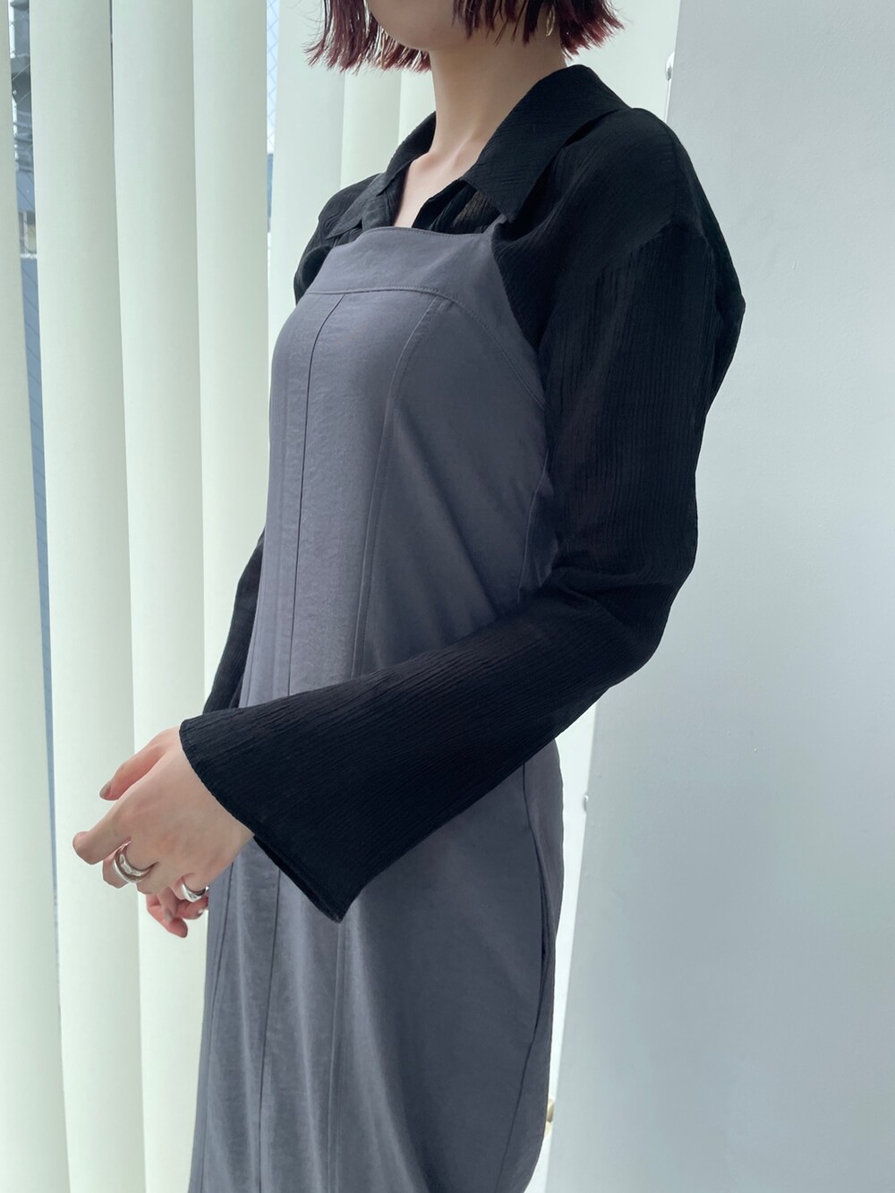 グレー系のワンピースを着用したレディースの夏コーディネートの6枚目の写真