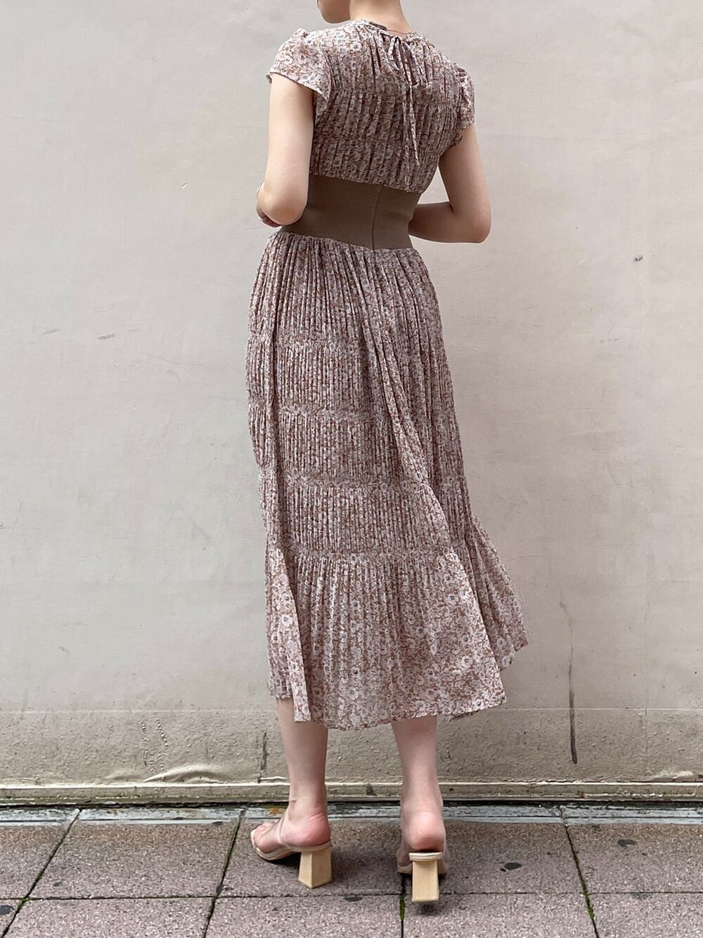 その他のサンダル、ベージュ系のワンピース、シルバー系のネックレスを着用したレディースの夏コーディネートの5枚目の写真