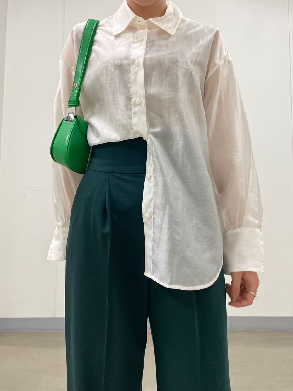 ホワイト系のシャツ/ブラウス、グリーン系のその他パンツ、ホワイト系のスニーカーを着用したレディースの夏コーディネートの3枚目の写真
