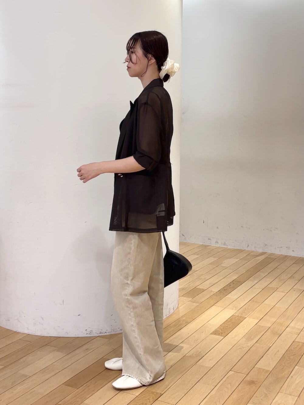 ベージュ系のデニムパンツ、ブラック系のTシャツ/カットソー、ブラウン系のハンドバッグを着用したレディースの夏コーディネートの5枚目の写真