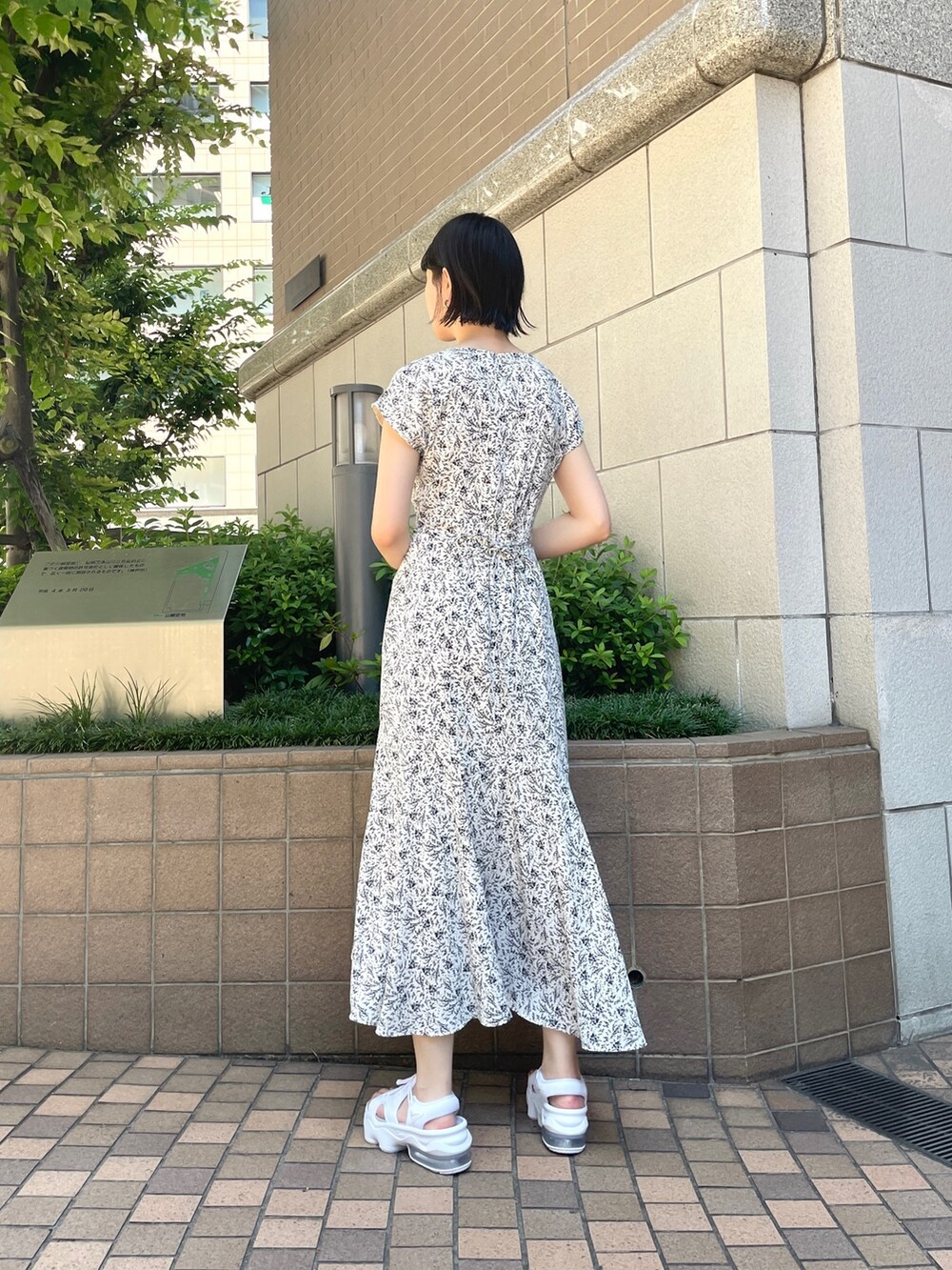 ホワイト系のワンピース、ホワイト系のハンドバッグを着用したレディースの夏コーディネートの4枚目の写真